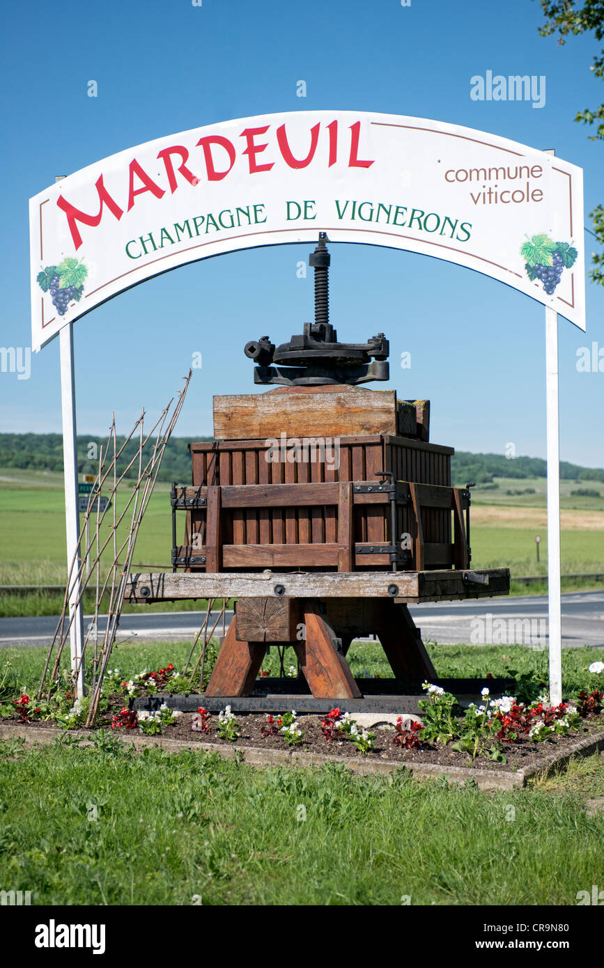 Drücken Sie die Taste eines Korb Weines in Mardeuil, Champagne, Frankreich Stockfoto