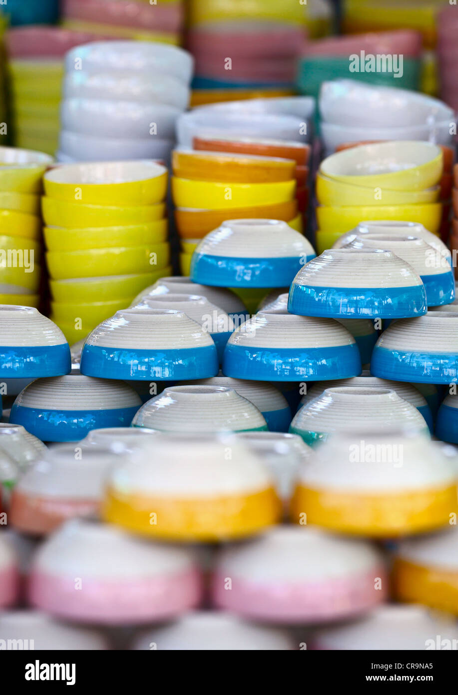 Keramik Farbe Gerichte auf den Markt im Osten Stockfoto