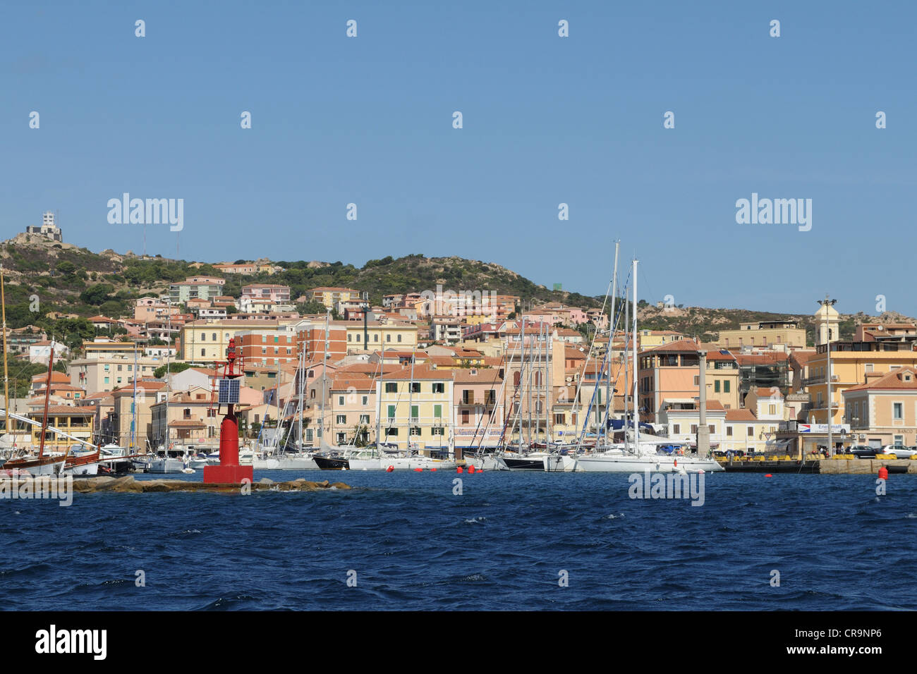 der Blick auf den Hafen von La Maddalena Stockfoto