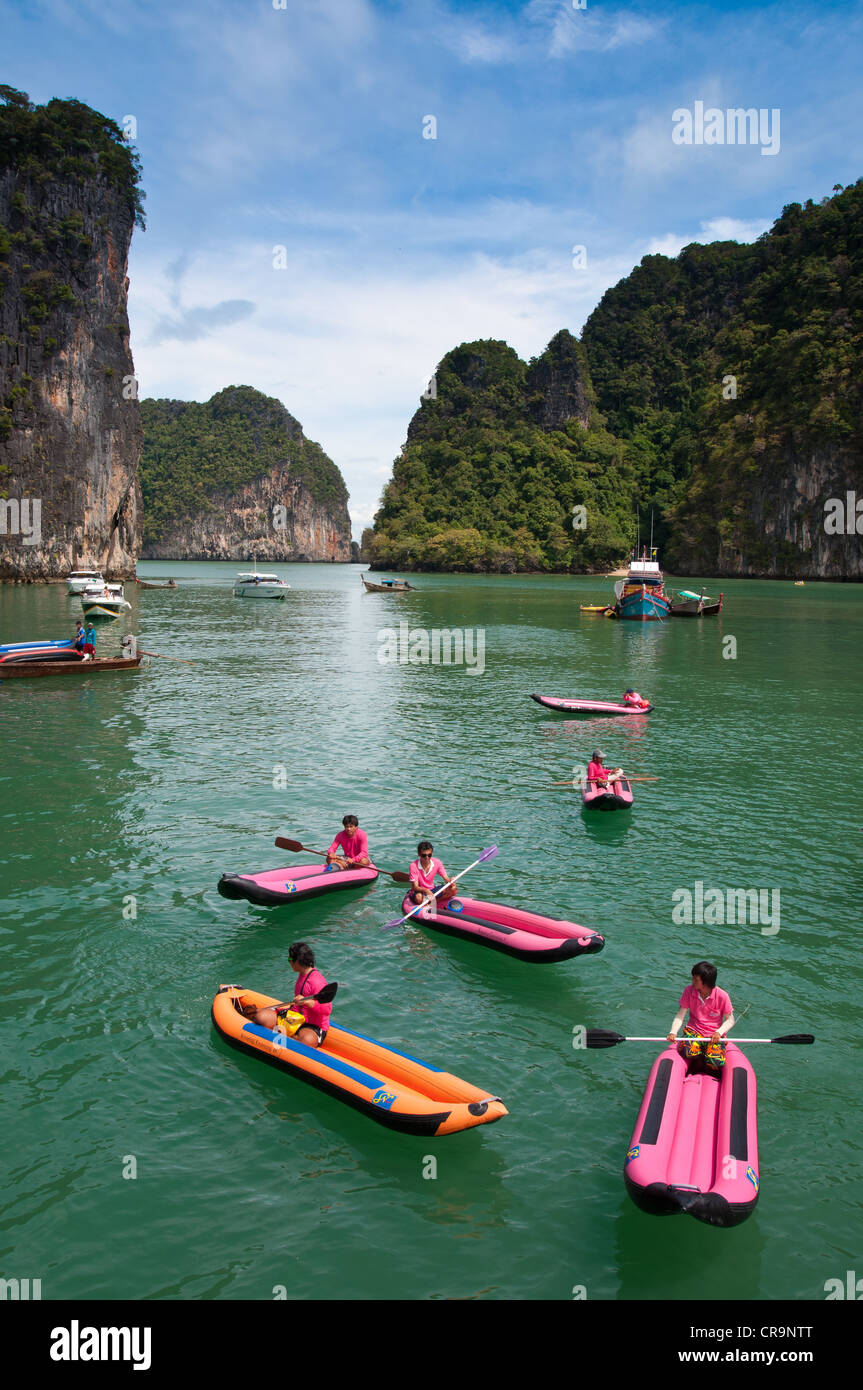 Touristen-Kanufahrt in den nationalen Meerespark der Bucht von Phang Nga, Thailand Stockfoto