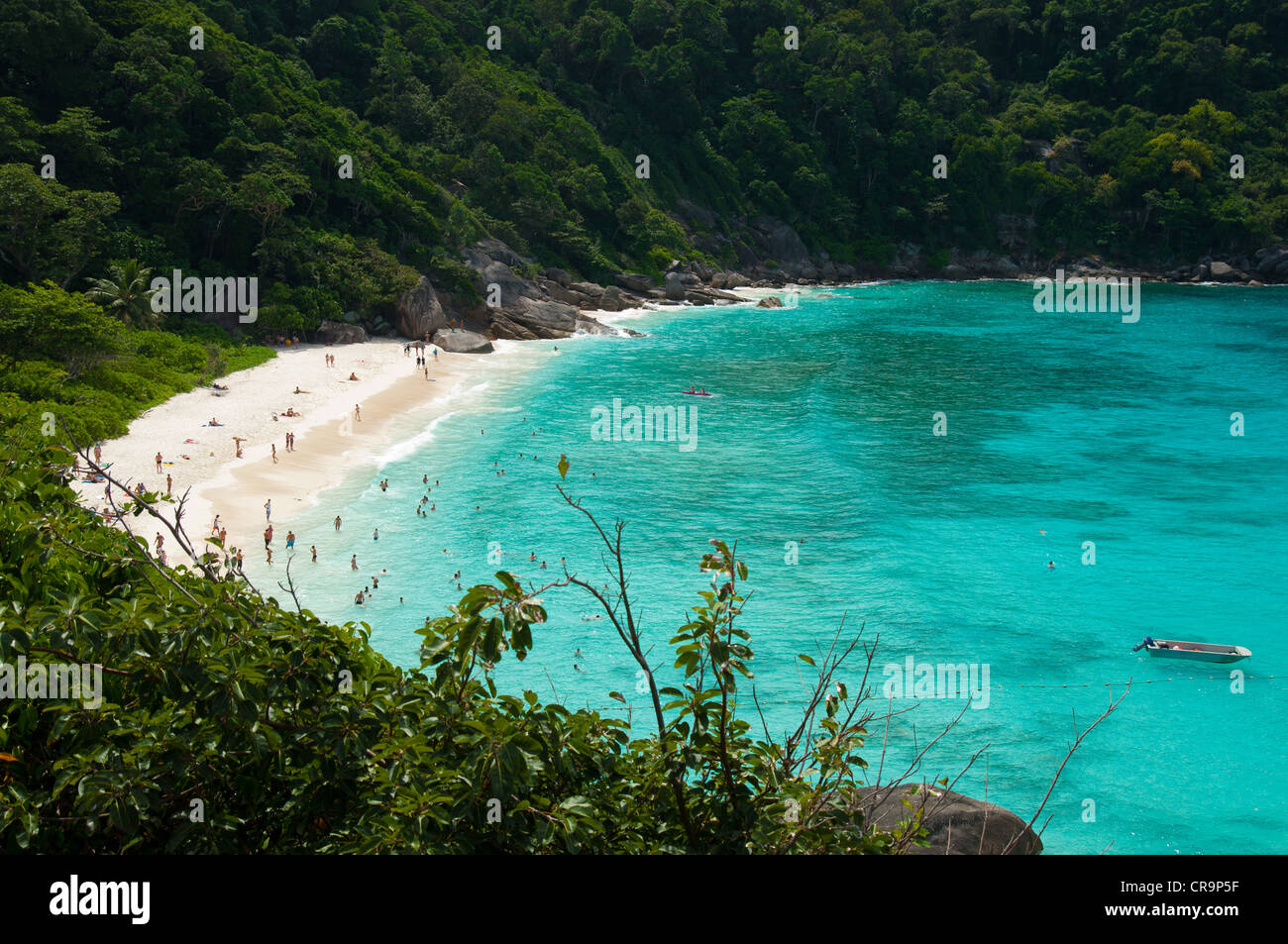 Strand und die Bucht von Similan Insel #8 mit Azure Blau des Indischen Ozeans Stockfoto