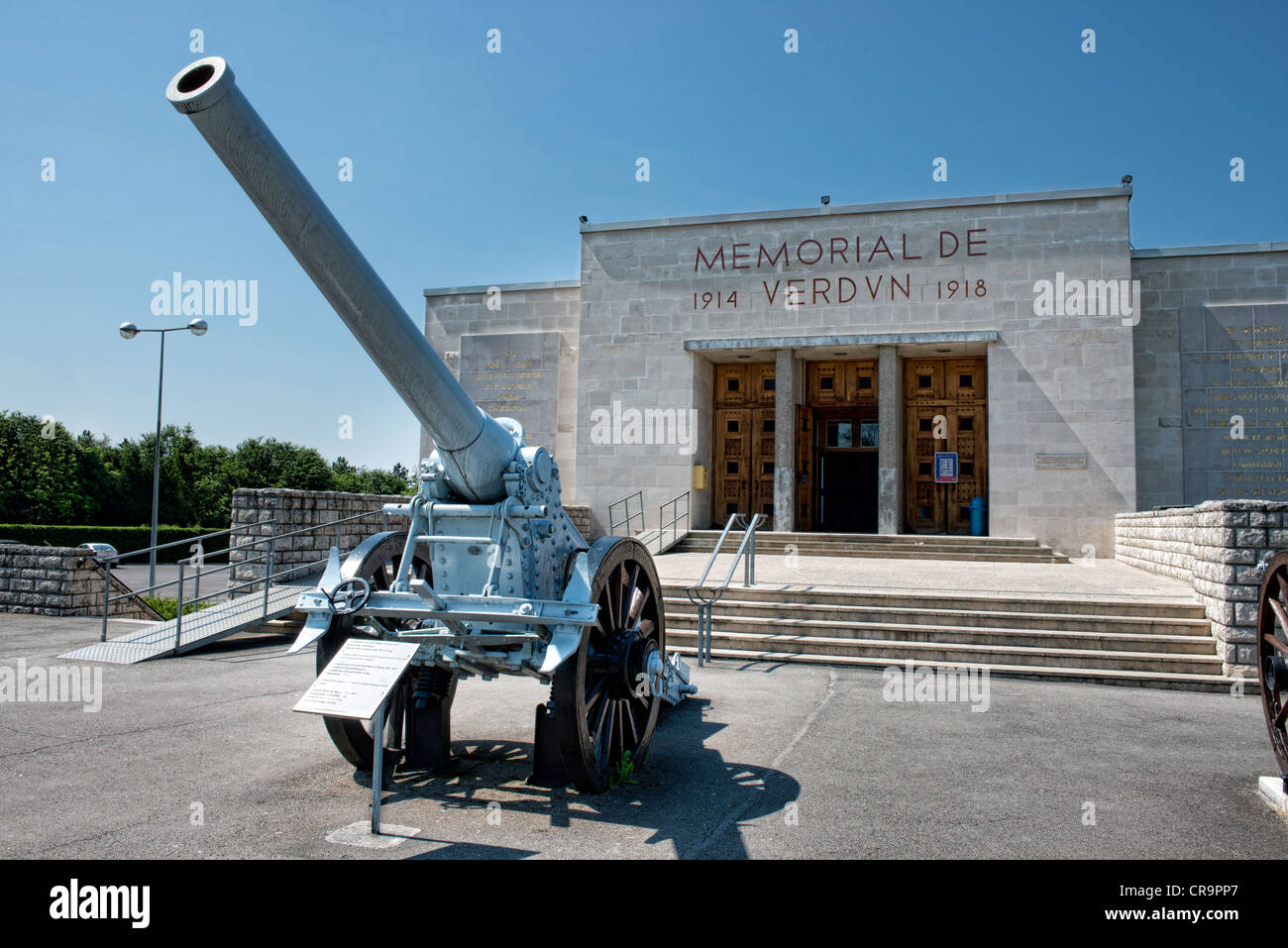 Das französische 155mm Artillerie Stück angezeigt direkt vor dem Musée Mémorial de Verdun, Fleury, Frankreich Stockfoto