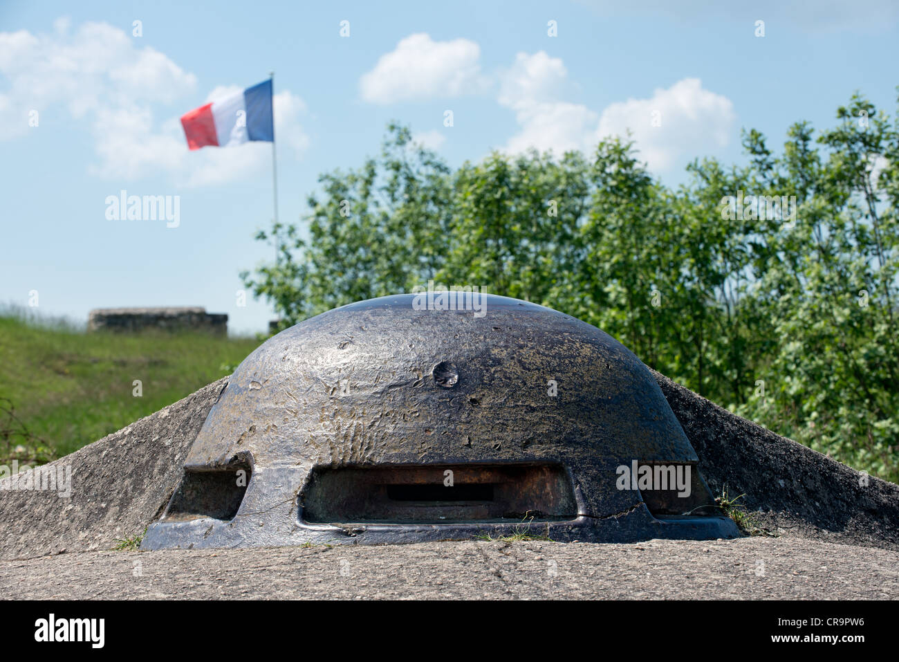 Aussichtspunkt bei Fort Vaux Verdun, Lothringen, Frankreich mit den Tricoleur flattern im Hintergrund Stockfoto