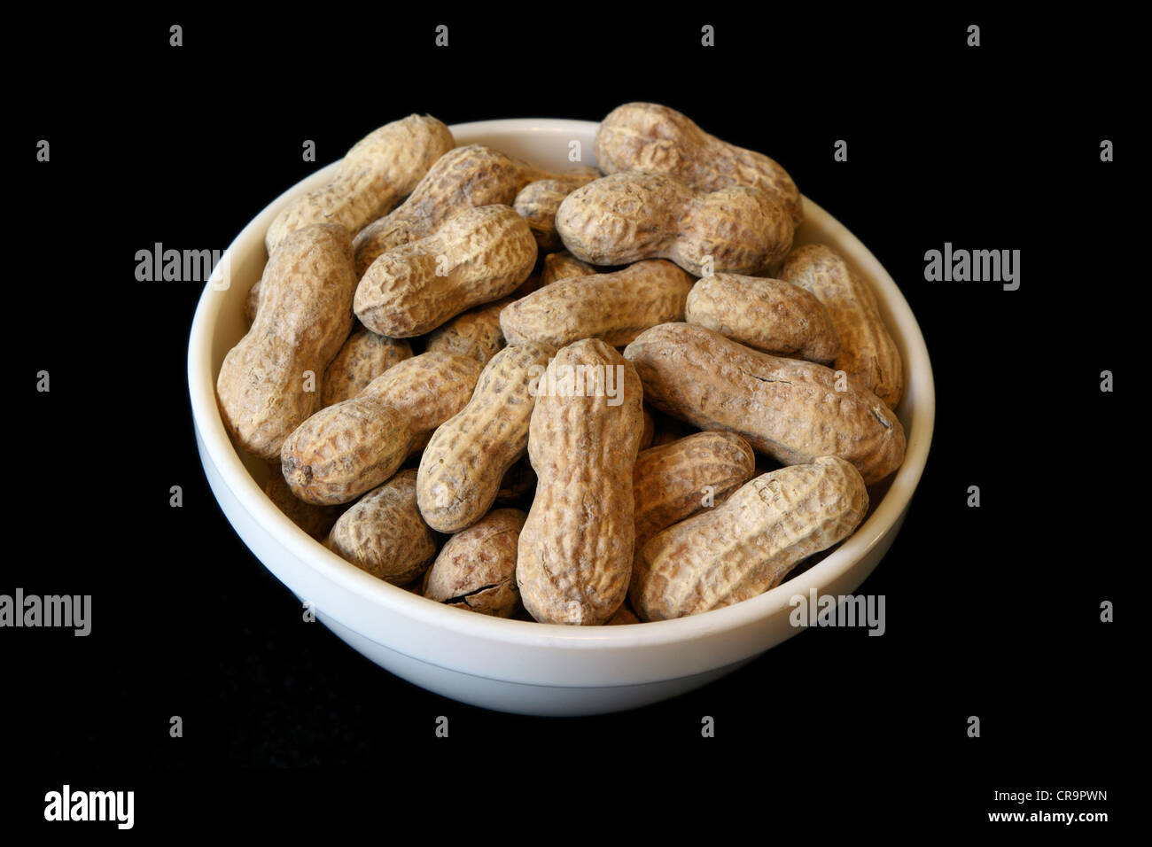 Eine Schüssel mit gesalzene Erdnüsse in der Schale. Stockfoto