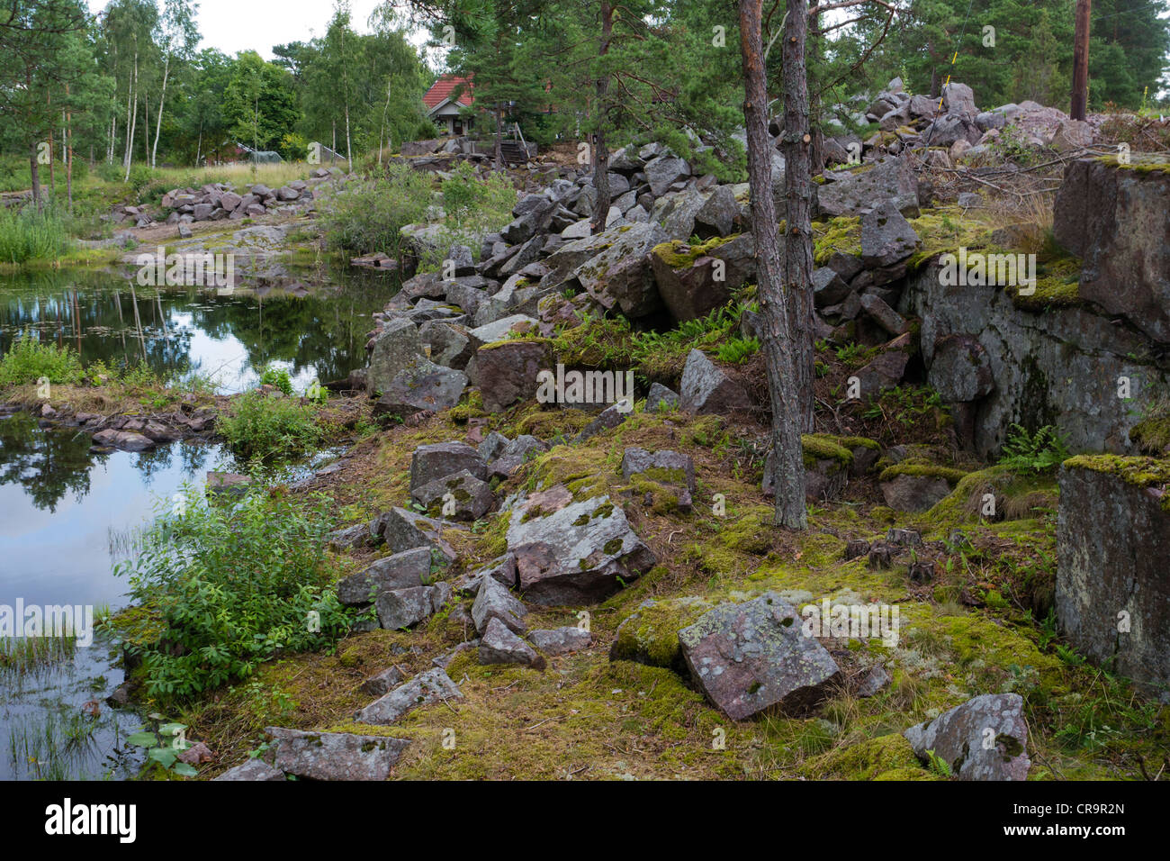 Ein ehemaliger Steinbruch ist jetzt weitgehend in Vånevik, Schweden mit Wasser gefüllt. Stockfoto