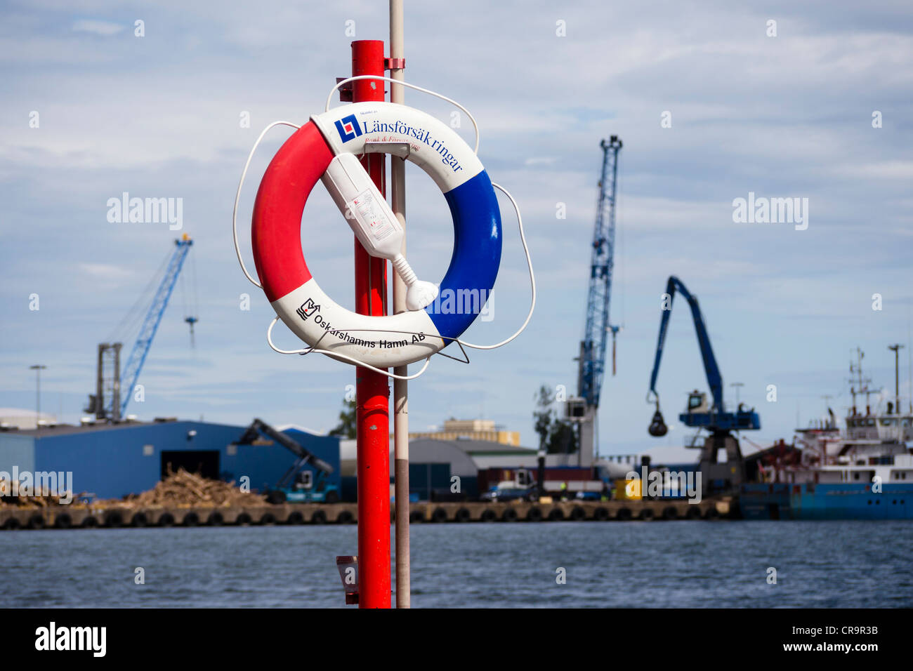 Ein Rettungsring im Hafen von Oskarshamn. Stockfoto
