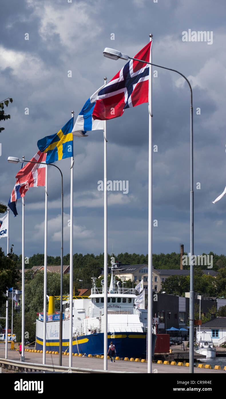 Flaggen der nordischen Länder (von links nach rechts Island, Dänemark, Schweden, Finnland und Norwegen) fliegen im Hafen von Oskarshamn Stockfoto