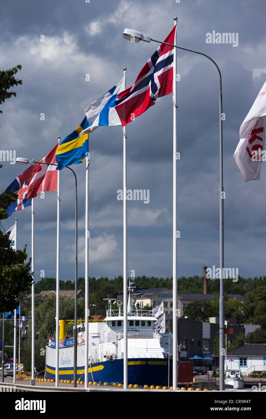 Flaggen der nordischen Länder (von links nach rechts Island, Dänemark, Schweden, Finnland und Norwegen) fliegen im Hafen von Oskarshamn Stockfoto