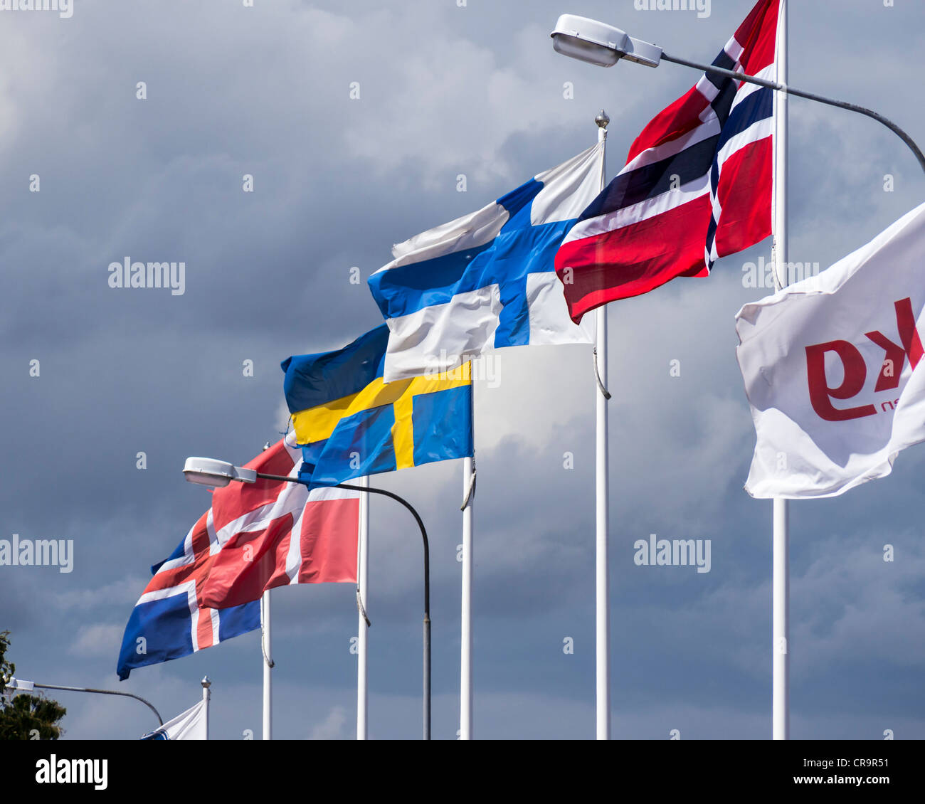 Flaggen der nordischen Länder (von links nach rechts Island, Dänemark, Schweden, Finnland und Norwegen) fliegen im Hafen von Oskarshamn Stockfoto