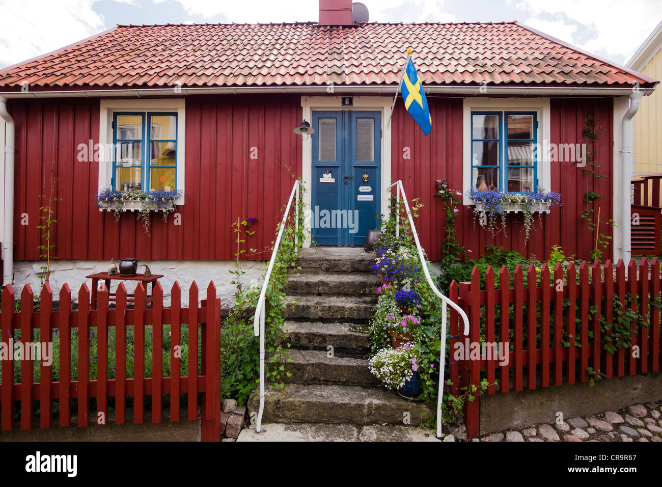 Ein typisch schwedisches Wohnhaus in traditionellen Falun lackiert rot, am Besvärsgatan in Oskarshamn. Stockfoto