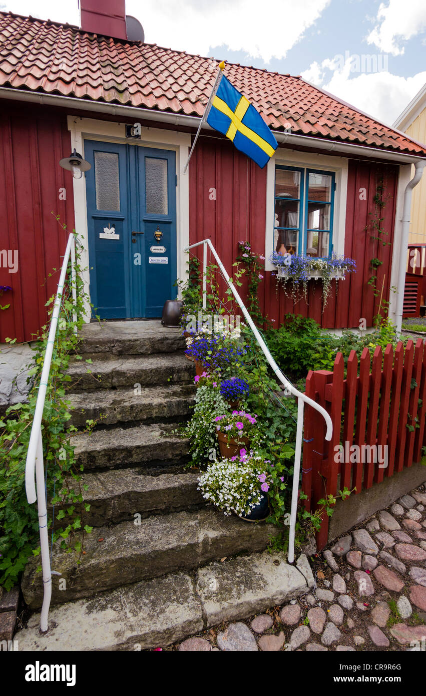 Ein typisch schwedisches Wohnhaus in traditionellen Falun lackiert rot, am Besvärsgatan in Oskarshamn. Stockfoto