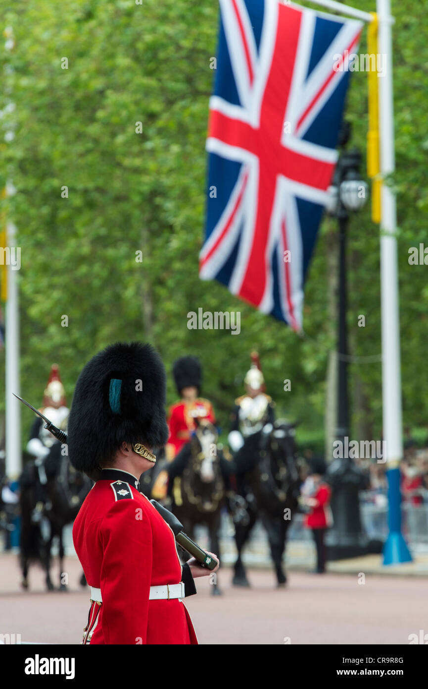 Irische Gardisten in der Mall für Trooping The Colour, die Queen Geburtstag zu feiern. Die Mall, London, UK. Stockfoto
