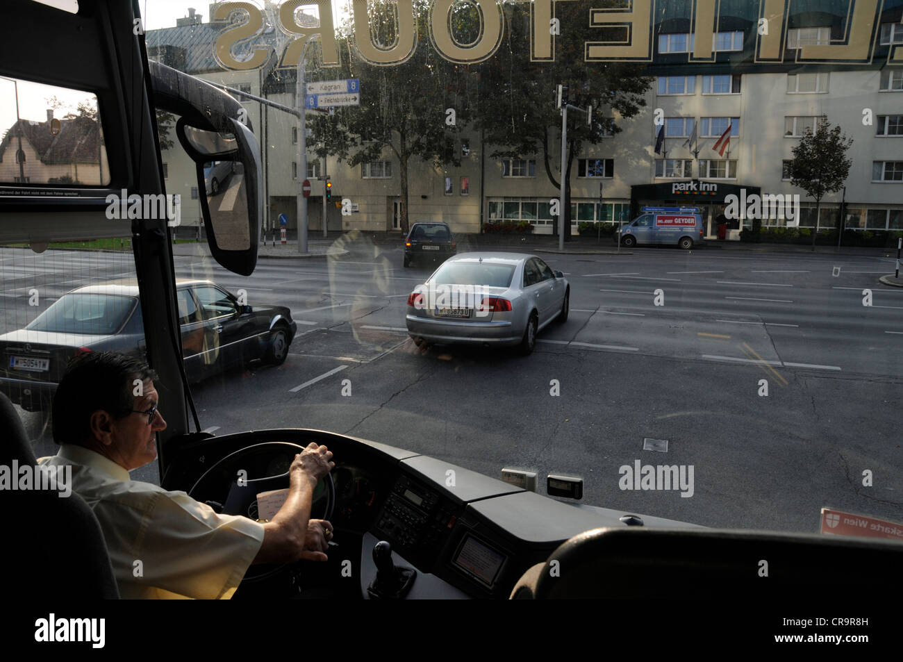 Vordersitzansicht des Busfahrers in Wien, Österreich Stockfoto