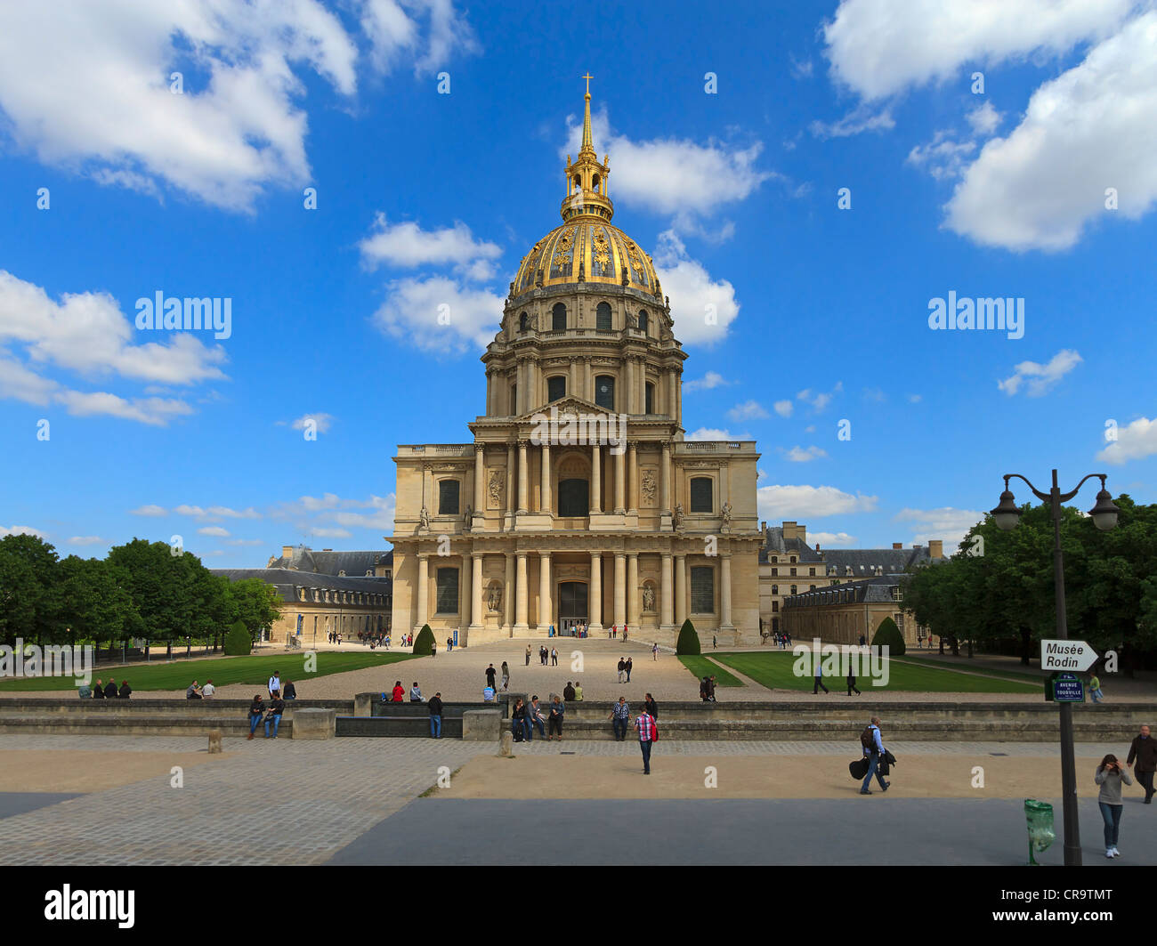 Dom, von Louis XIV als eine königliche Kirche erbaut. Die vergoldete Kuppel erhebt sich über die Kirche und das Hotel des Invalides. Stockfoto