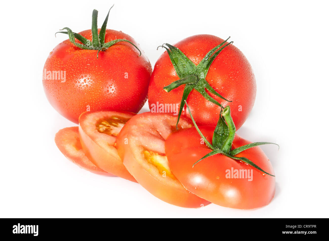 Eine Gruppe von Wasser benetzt Tomaten isoliert auf weißem Hintergrund (einige sind in Scheiben geschnitten) Stockfoto