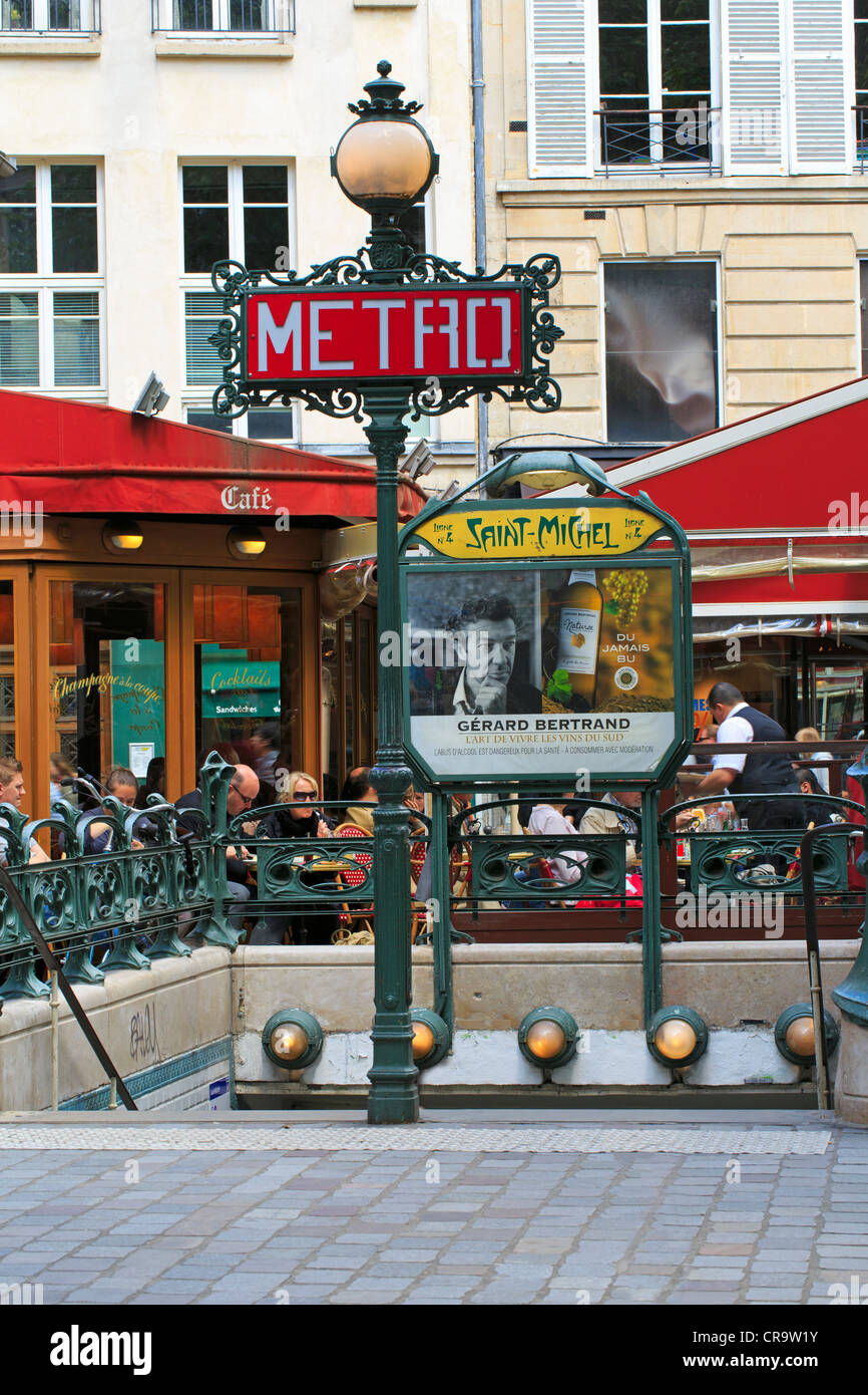 Paris Metro, Saint-Michel zu stoppen. Stockfoto