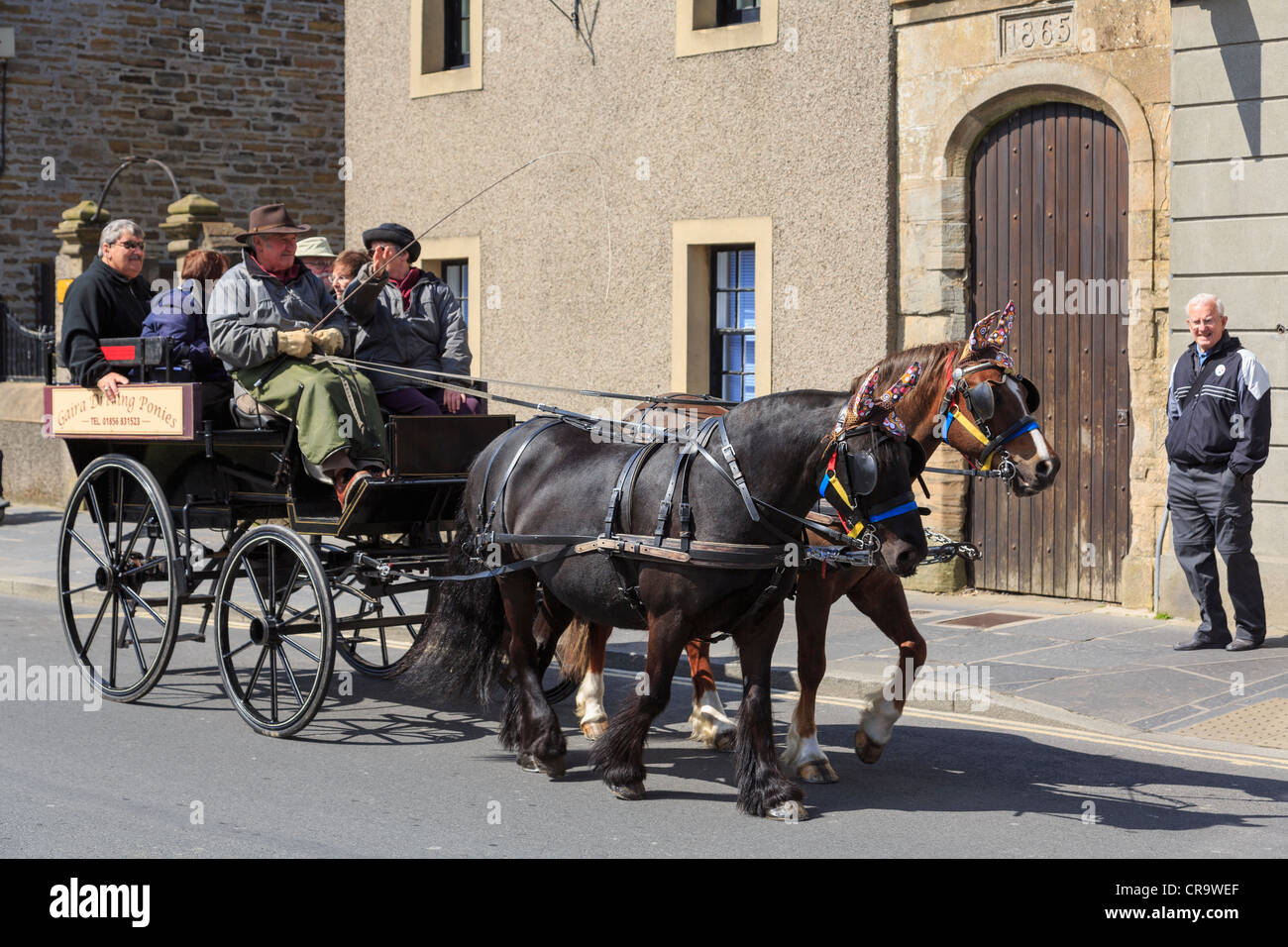 Touristen auf einer Stadtrundfahrt durch touristische Pferd und Wagen in Kirkwall, Orkney Inseln Festland, Schottland, Großbritannien Stockfoto