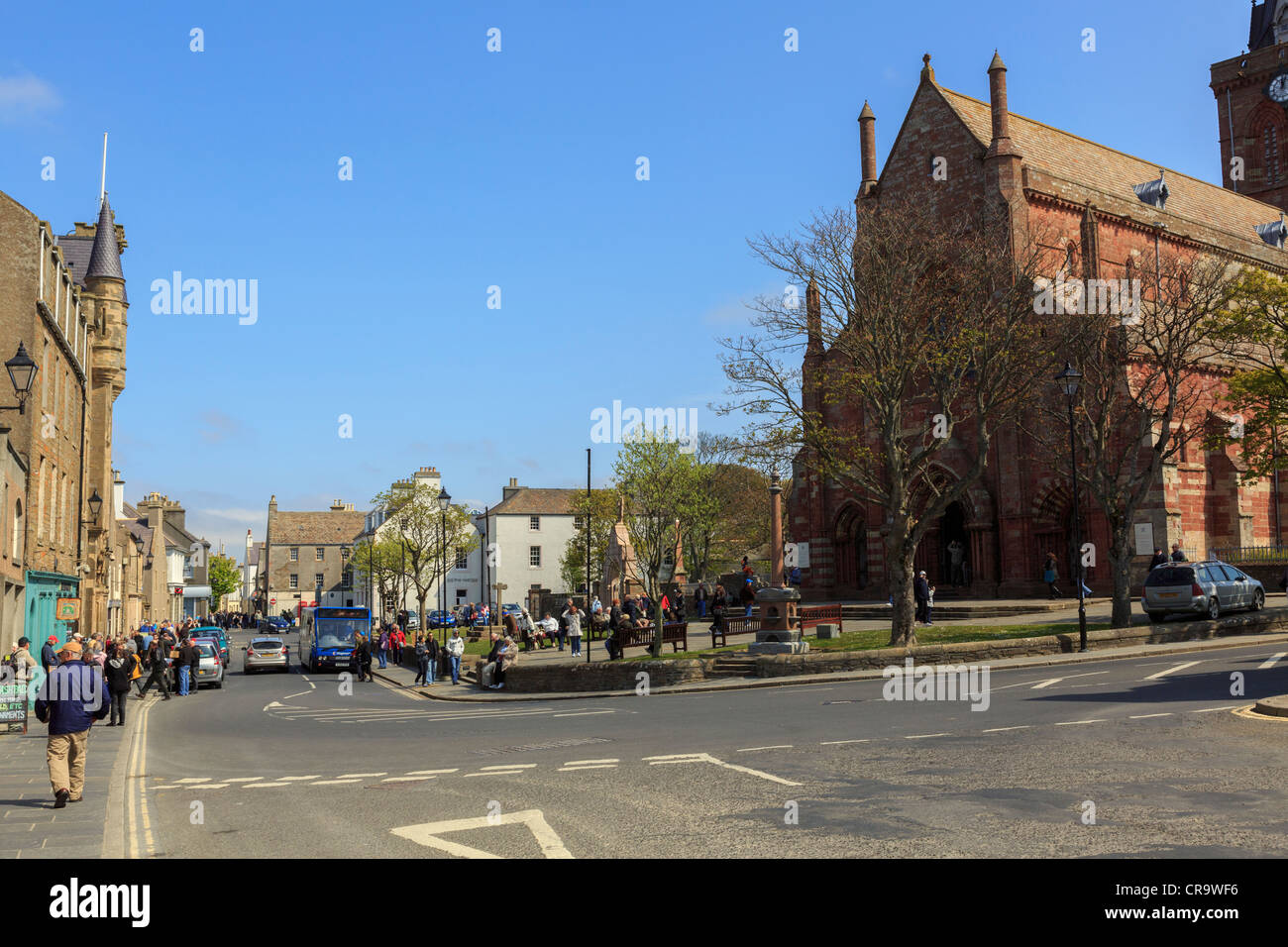 Straßenszene in Kirk Green außerhalb St. Magnus Kathedrale in der Hauptstadt. Kirkwall-Orkney Islands-Schottland-Großbritannien Stockfoto