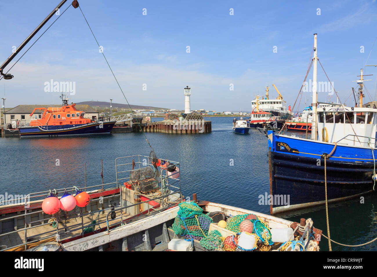 Pelagische Angelboote/Fischerboote vertäut im Innenhafen mit RNLI-Rettungsboot jenseits in Kirkwall, Orkney-Inseln Festland, Scotland, UK Stockfoto