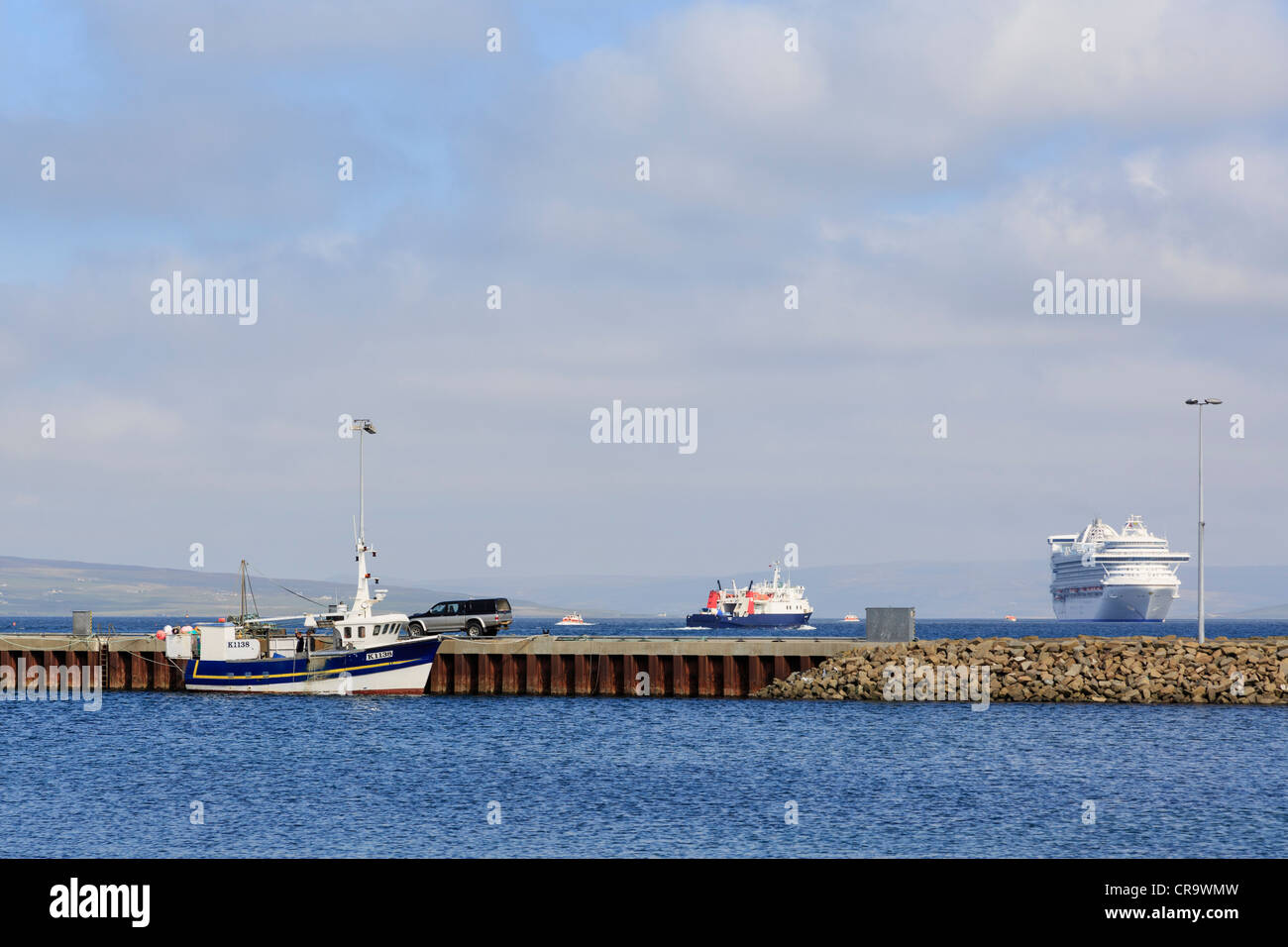 Großes Kreuzfahrtschiff Caribbean Princess festgemacht Außenwand Hafen während des Besuchs der Orkneys. Kirkwall, Orkney Inseln, Schottland Stockfoto