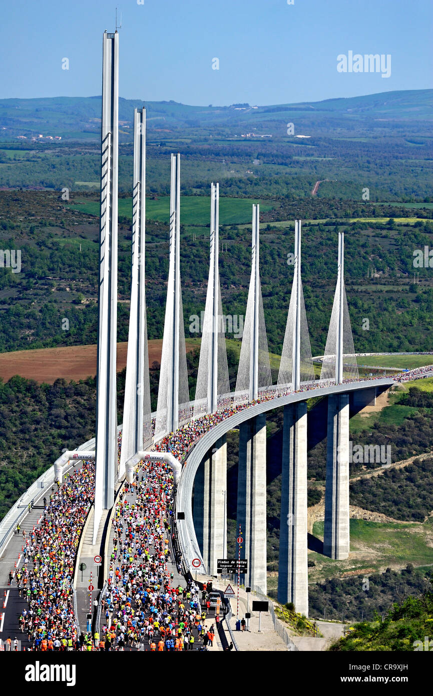 Mitteldistanz Überfahren der Brücke von Millau; Frankreich. Stockfoto