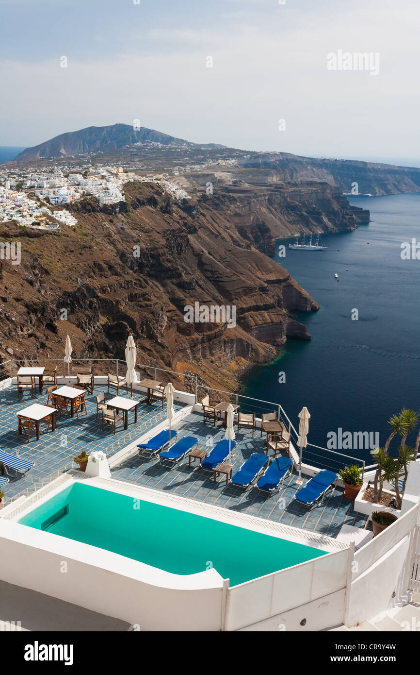 Lange Sicht die Caldera-Klippen über Luxus-Ferienwohnungen in Santorini Stockfoto