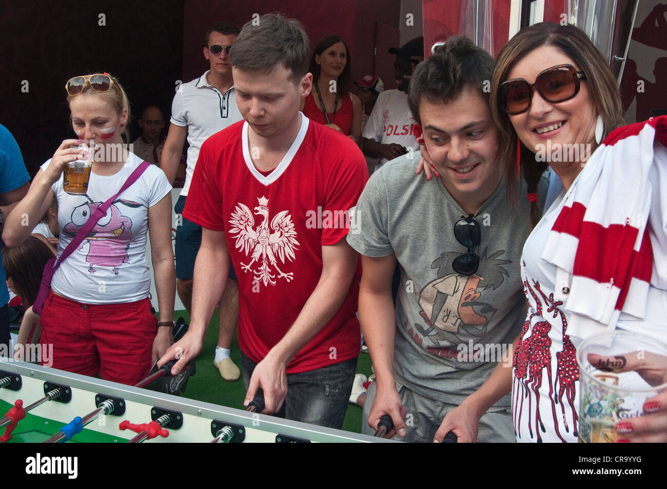 Fußball-fans spielen Tischfußball vor gerade Spiel während der Fußball-Europameisterschaft 2012 in der Fan Zone in Breslau, Polen Stockfoto