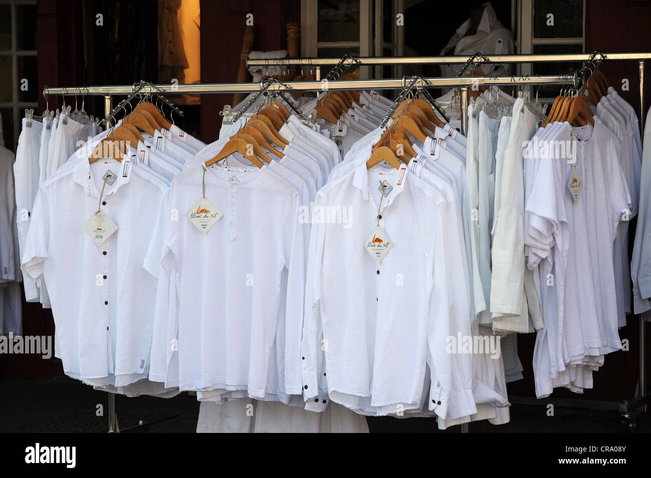 Alle weißen Shirts zum Verkauf "Blanc du Nil" Stockfoto