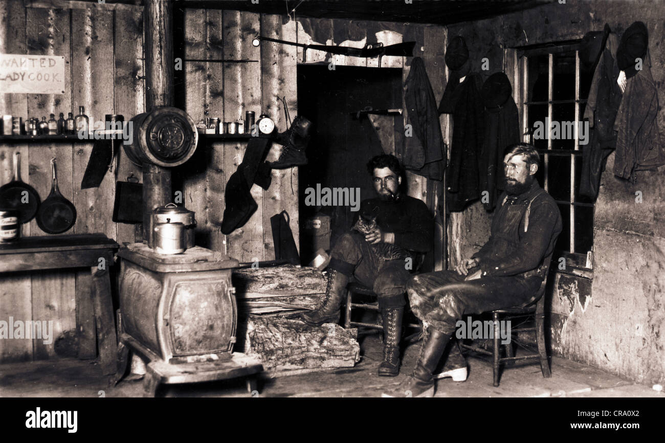 Zwei Männer in Rohöl Kabine mit Katze Stockfoto