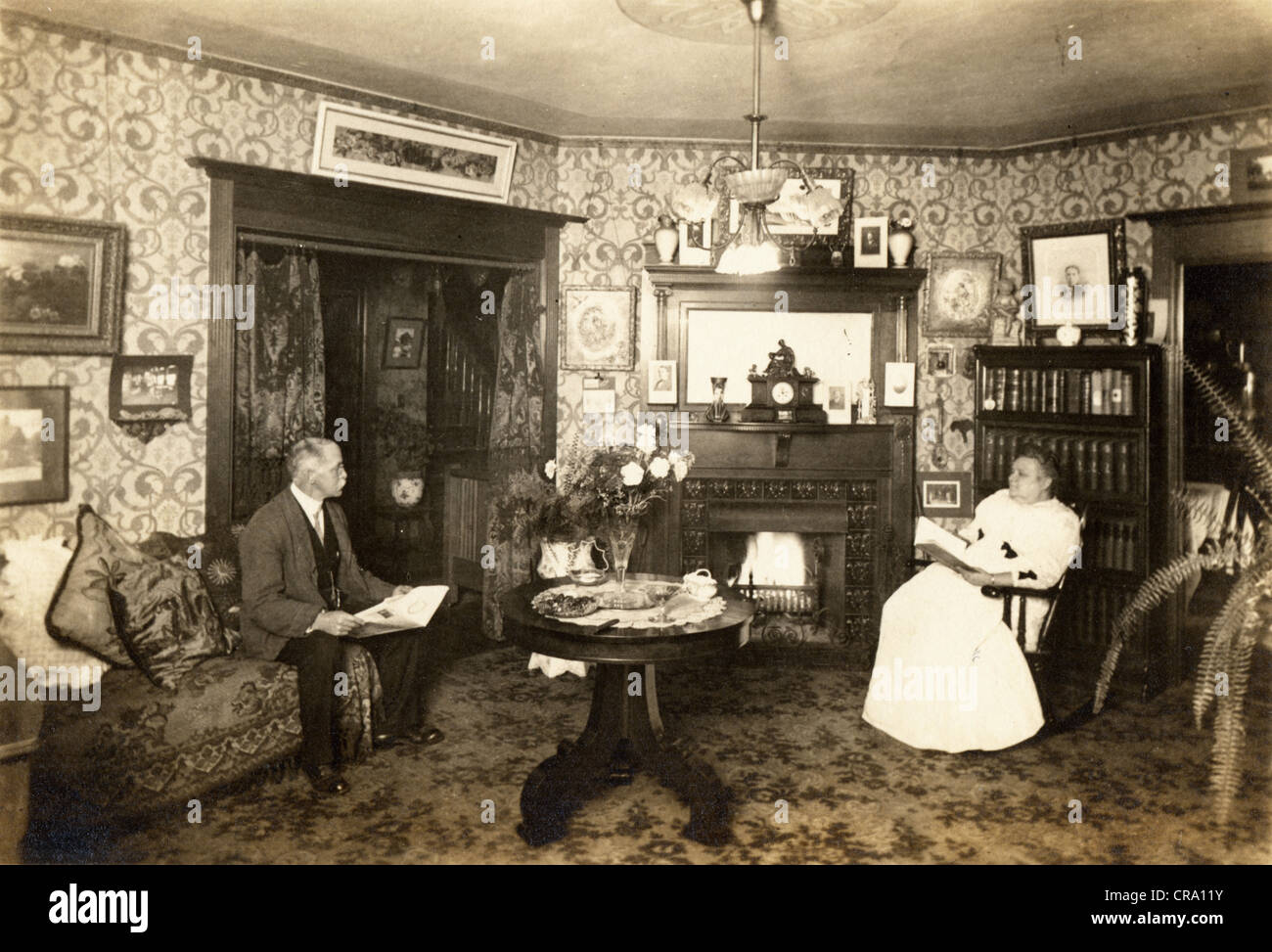 Älteres Ehepaar im richtigen viktorianischen Salon Stockfoto