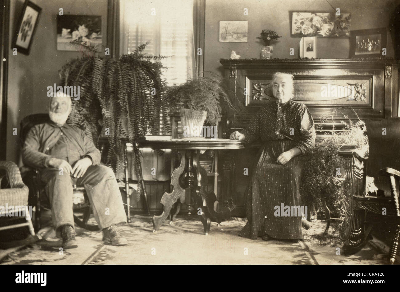 Älteres Ehepaar in Mittelschicht viktorianischen Salon Stockfoto