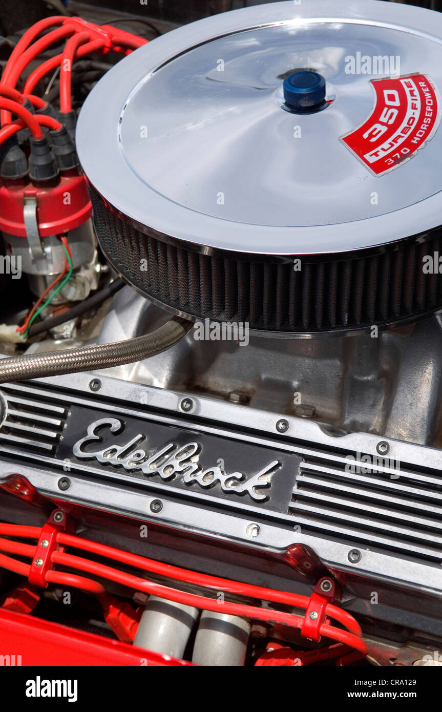 Rot 350 V8-Motor mit Edelbrock Cam Abdeckungen und Chrom Luftfilter Stockfoto