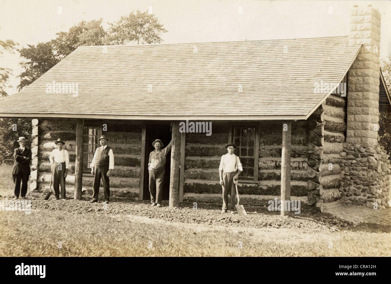 Fünf Männer im gerade abgeschlossenen Blockhaus Stockfoto
