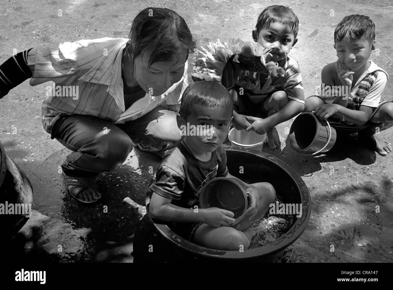 Mutter und Kinder freuen sich über das Wasser auf das Songkran Festival in Udon Thani am 14.04.2012 in Udonthani Thailand Stockfoto