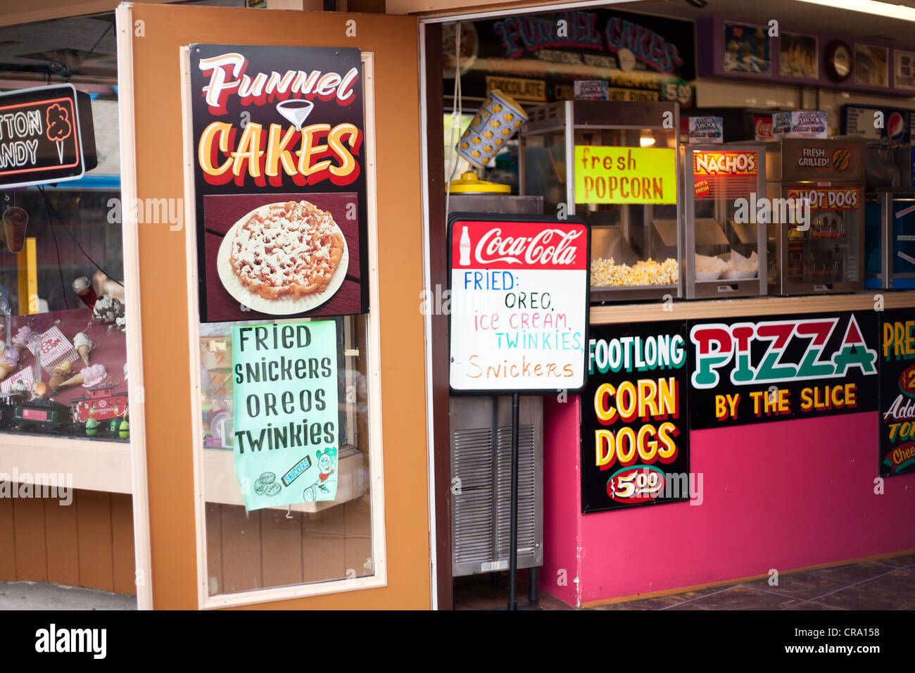 Imbiss-Stand in Gatlinburg, Tennessee Verkauf Trichter Kuchen, Pizza von der Scheibe, Fuß lange Corndogs und Eis. Stockfoto