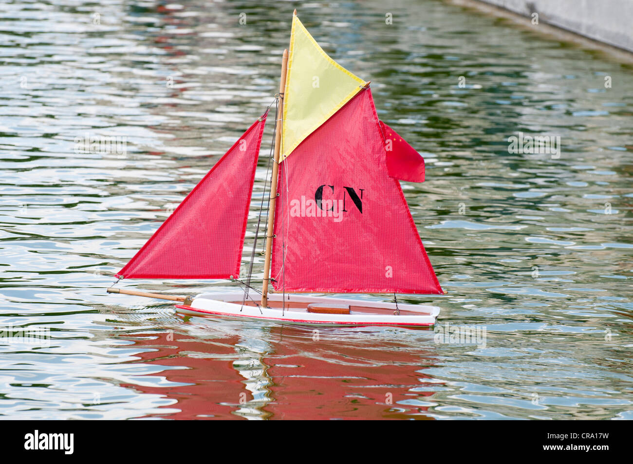 Spielzeug-Yacht Segeln auf dem Grand Bassin Teich am Jardin du Luxembourg in Paris Stockfoto