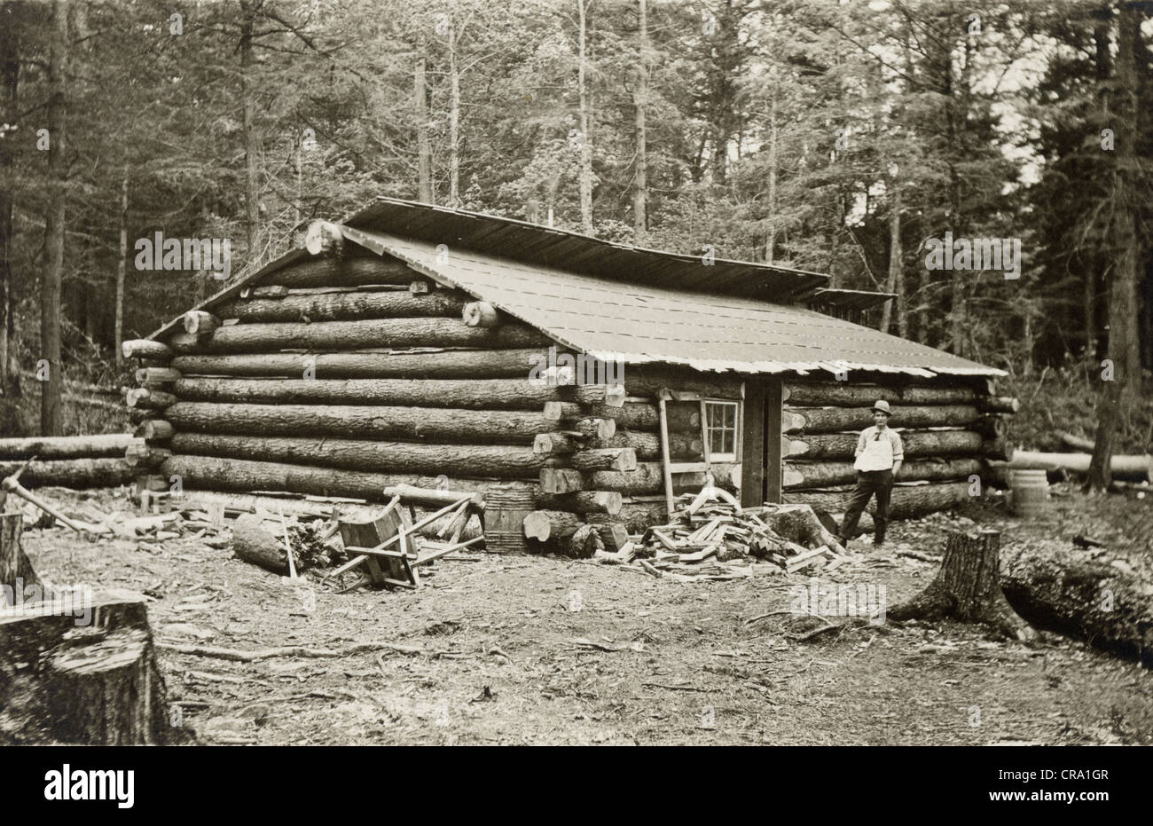 Mann im gerade abgeschlossenen Rohöl Blockhaus Stockfoto