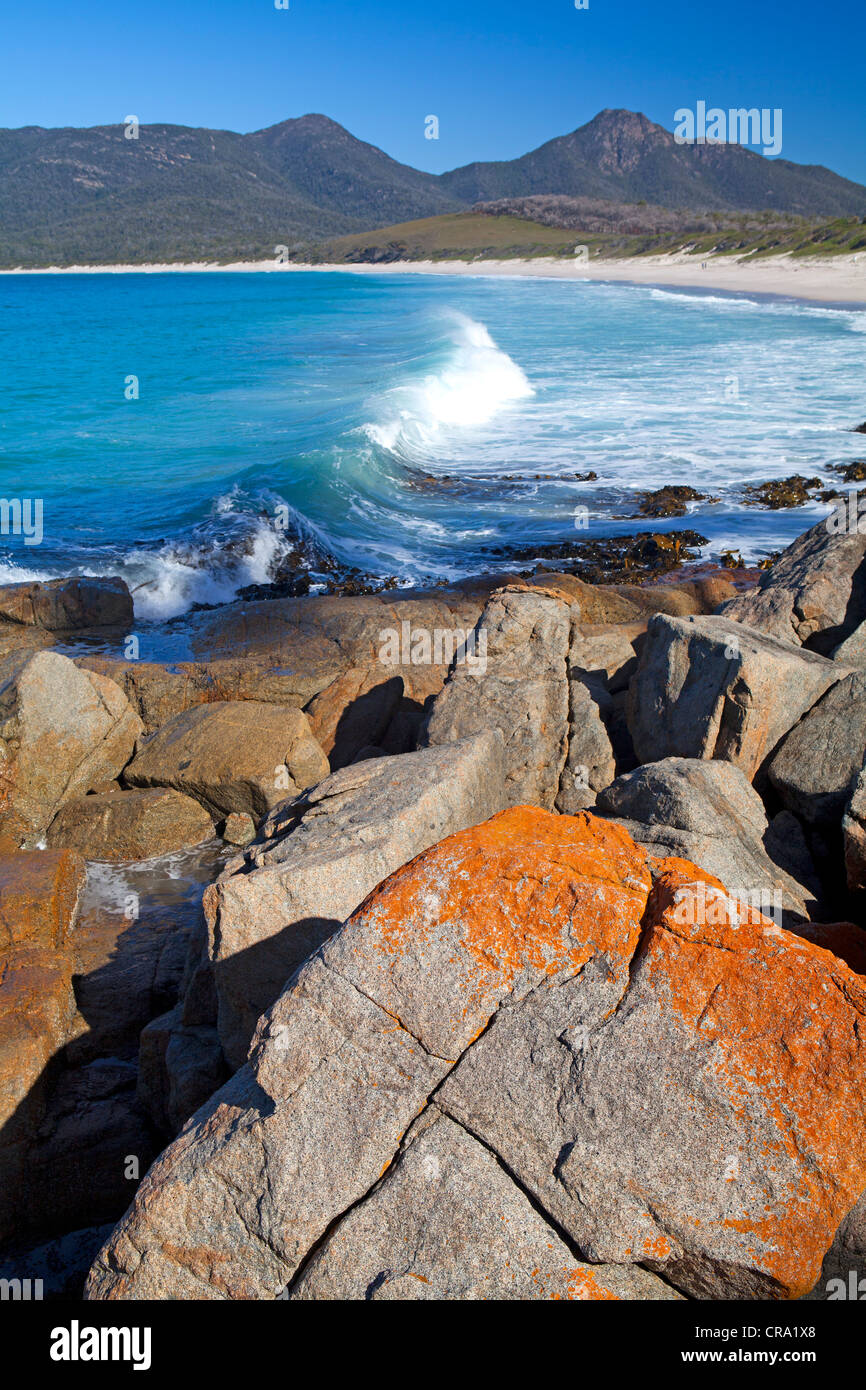 Blick auf die Wineglass Bay mit Mt Graham und Mt Freycinet jenseits Stockfoto