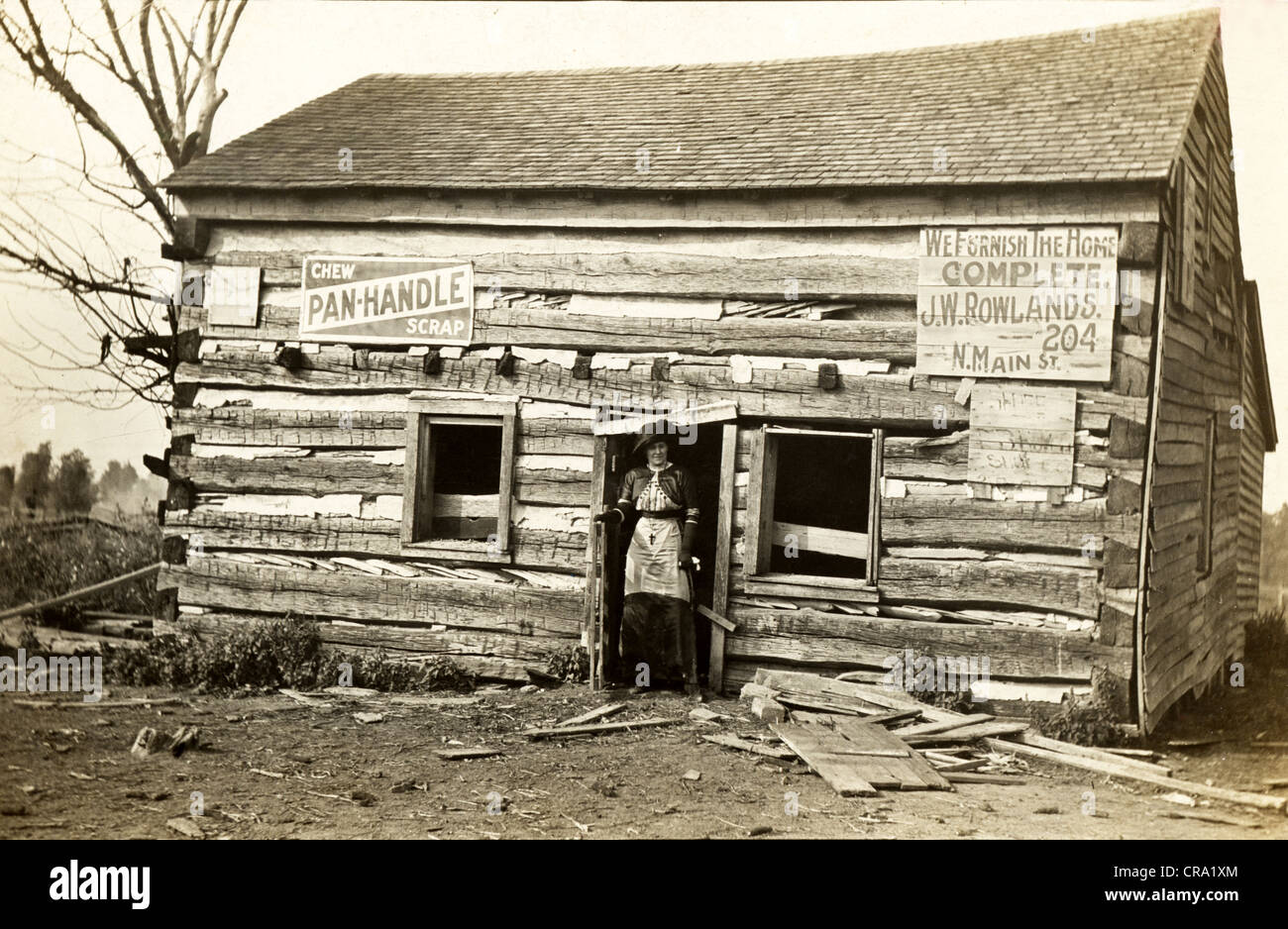 Attraktive Oberschicht Frau im Tor der baufällige Blockhütte Stockfoto