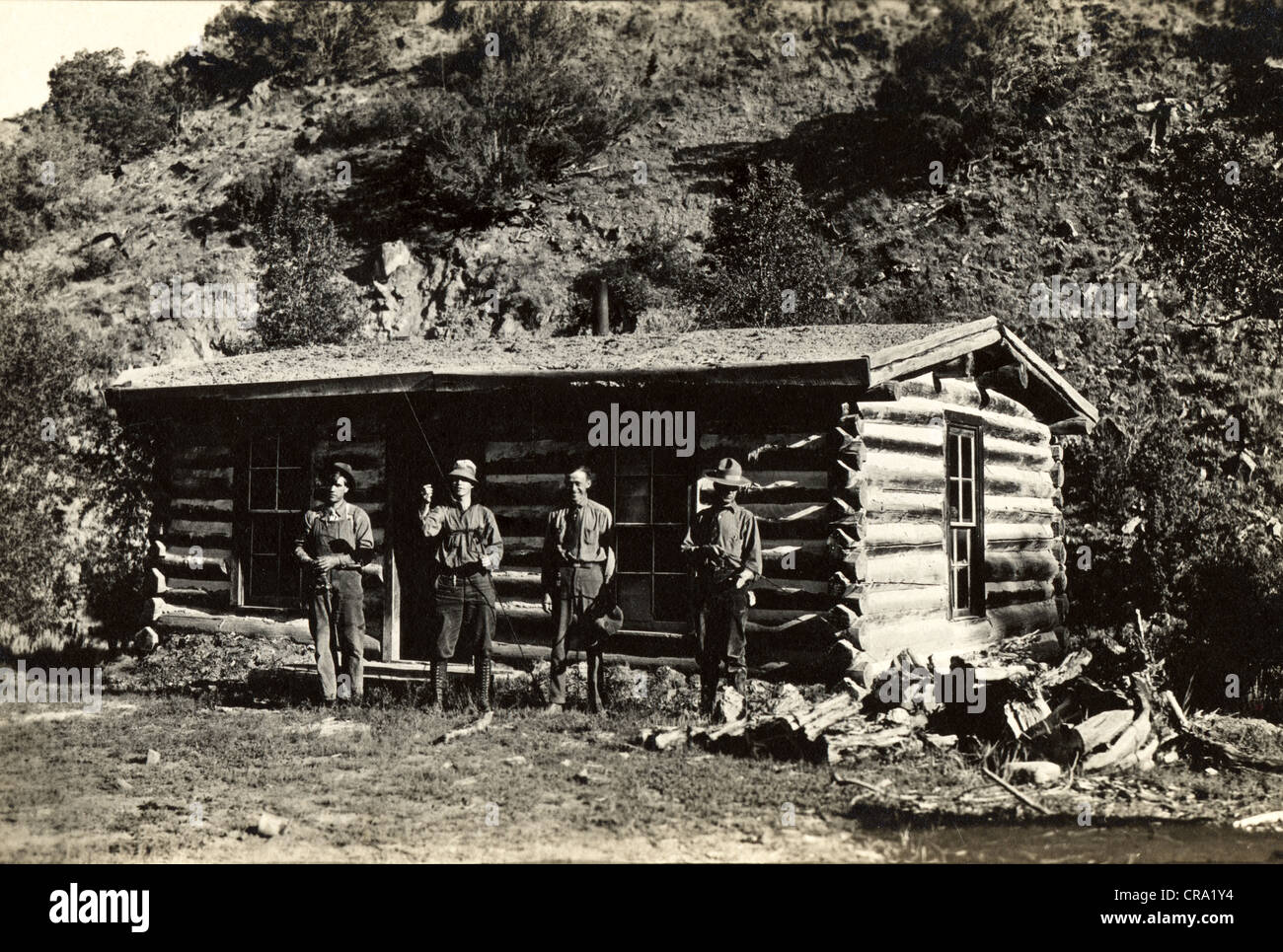 Vier Fischer in Wilderness Log Cabin Stockfoto