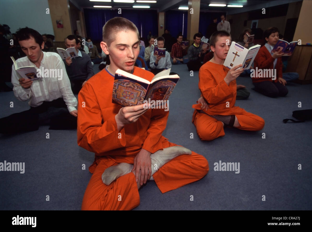 Russische Schüler der japanischen Sekte Aum Shinrikyo meditieren im Moskauer Büro des Kultes am 24. März 1995 Stockfoto