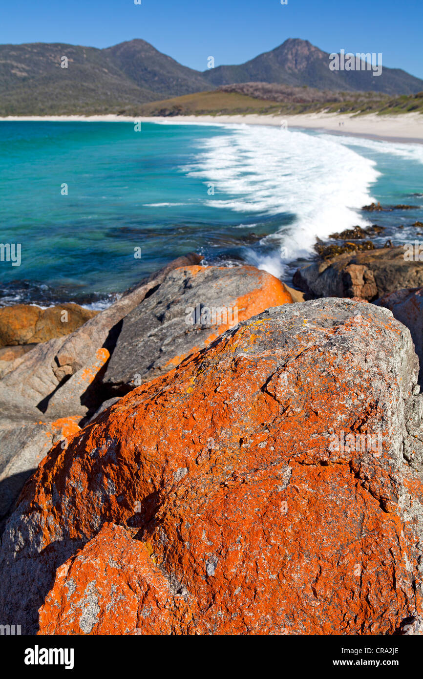 Blick auf die Wineglass Bay mit Mt Graham und Mt Freycinet jenseits Stockfoto