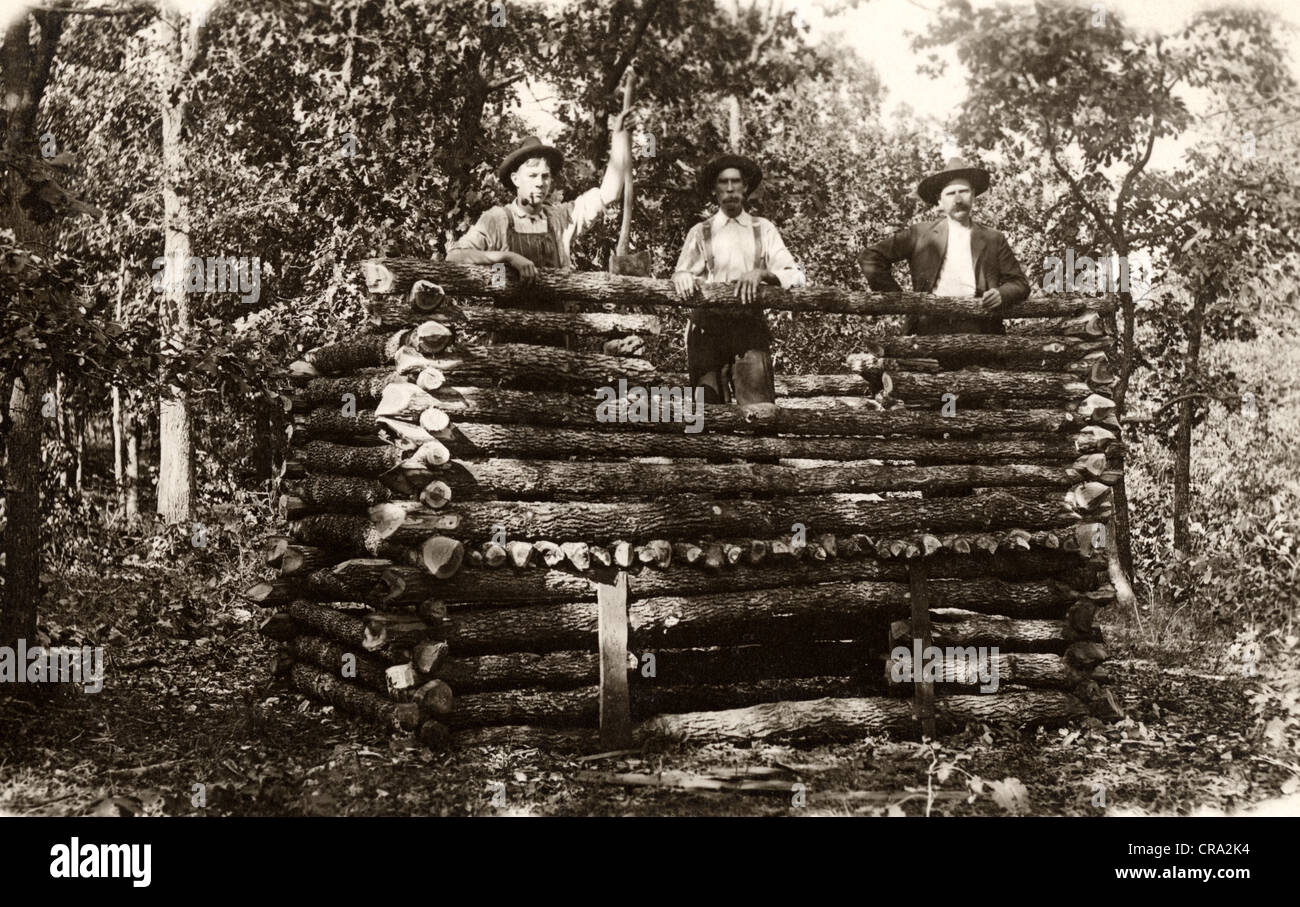 Drei Männer Gebäude kleine Blockhütte Fort Stockfoto