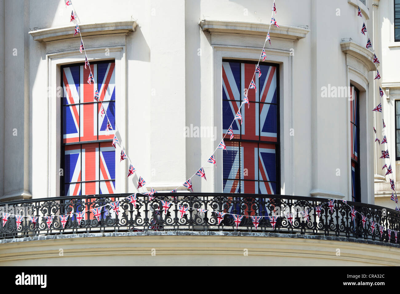 Union Jack Blinds und Girlanden im Fenster eines Gebäudes. Der Strand, London Stockfoto