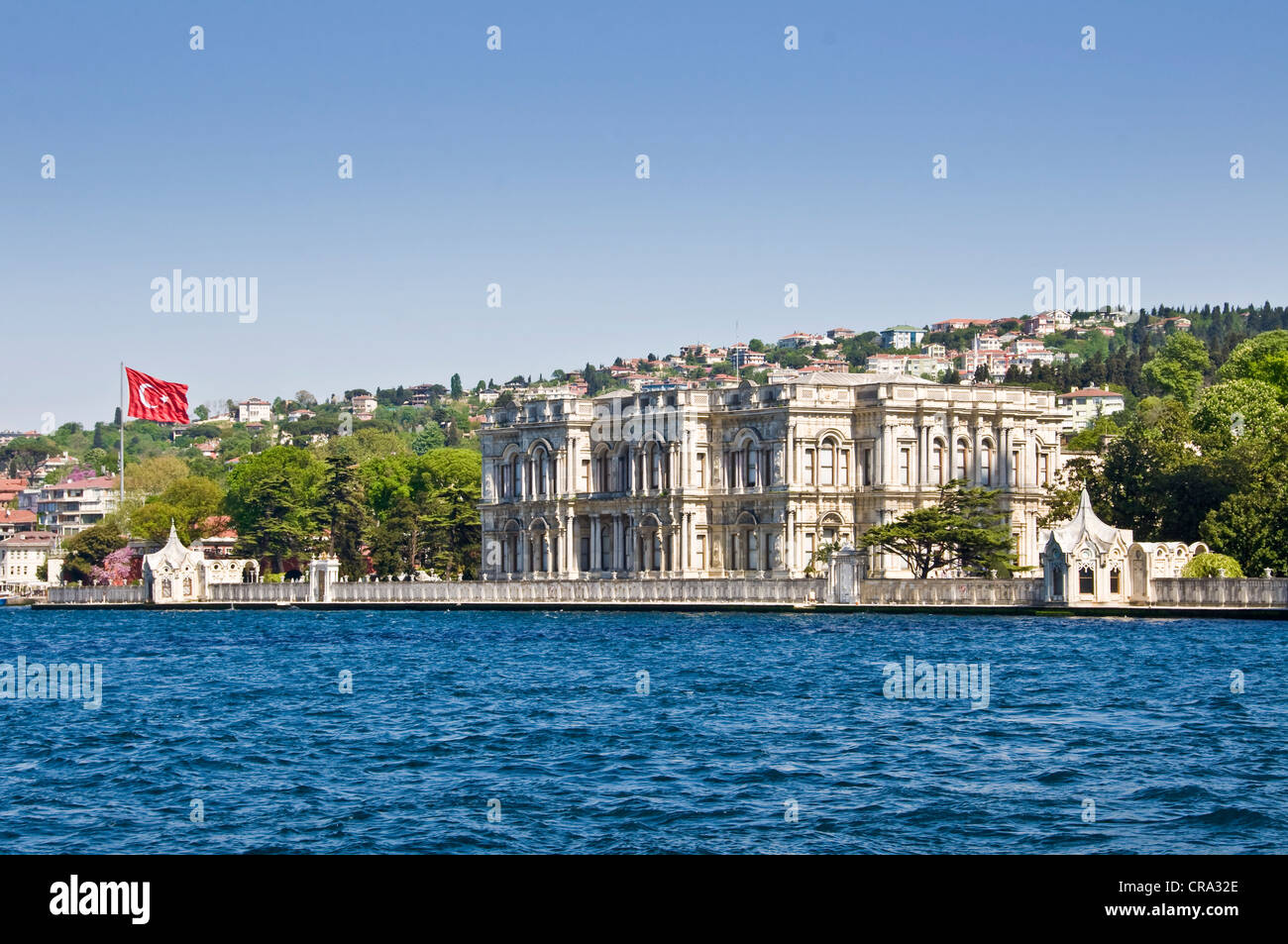 Beylerbeyi-Palast, Blick aus dem Bosporus - Istanbul, Türkei Stockfoto