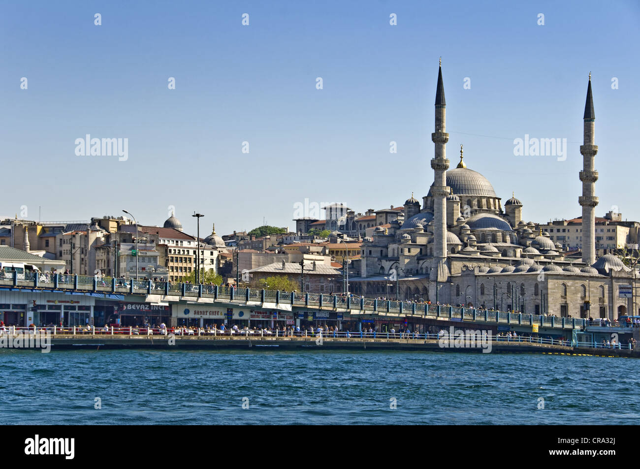 Die Galata-Brücke und die neue Moschee - Istanbul, Türkei Stockfoto