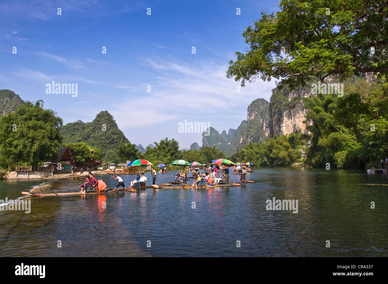 Holz-Flößen auf Li-Fluss in Yangshuo, Provinz Guangxi - China Stockfoto