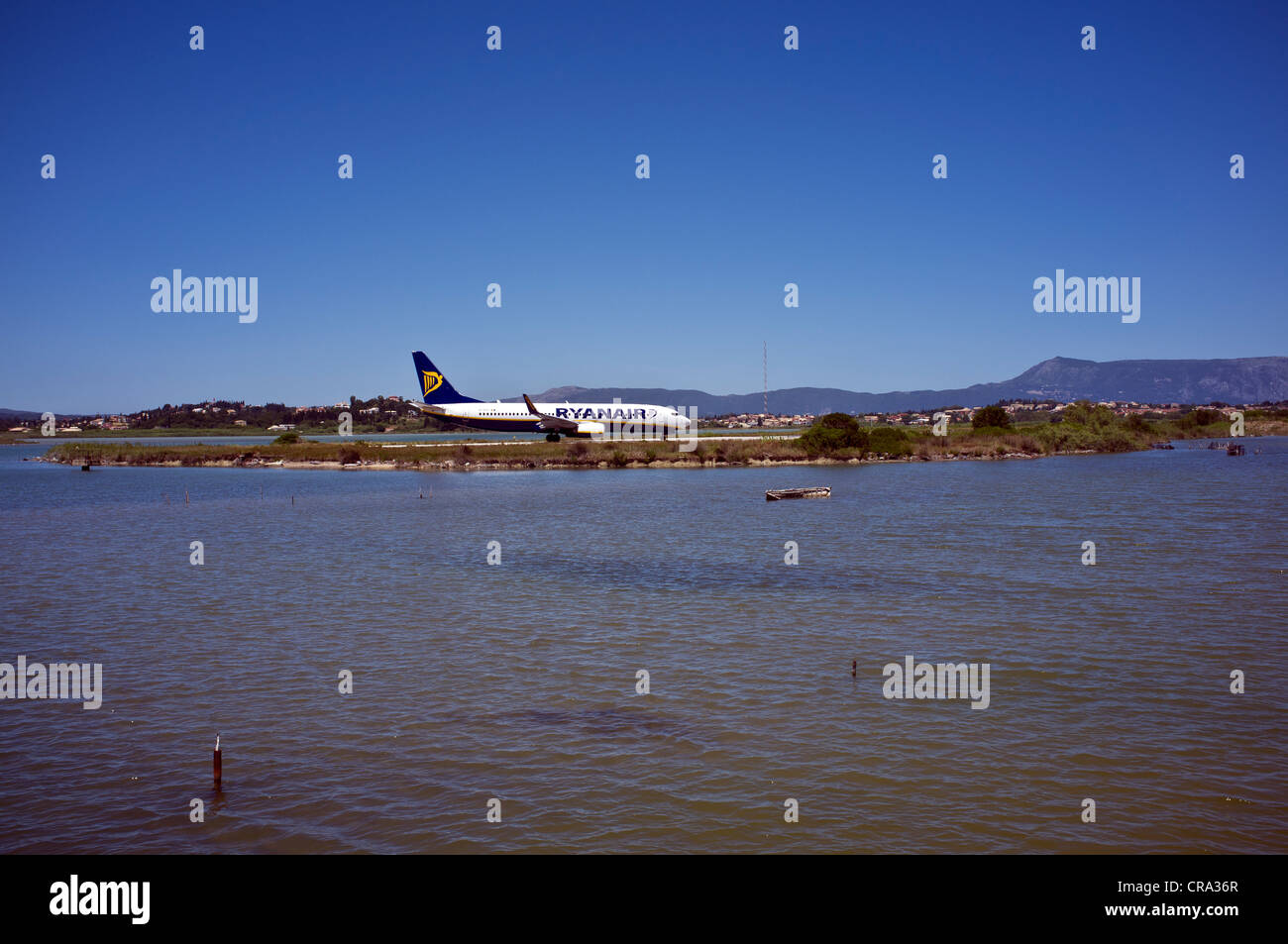 Ryan Air Jet Vorbereitung nehmen Sie vom Flughafen Korfu Stockfoto