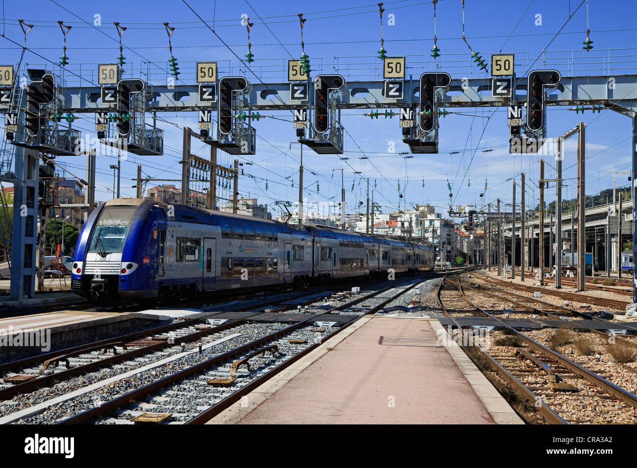 Französischer Zug nähert sich Bahnhof Nizza, Côte d ' Azur, Frankreich Stockfoto