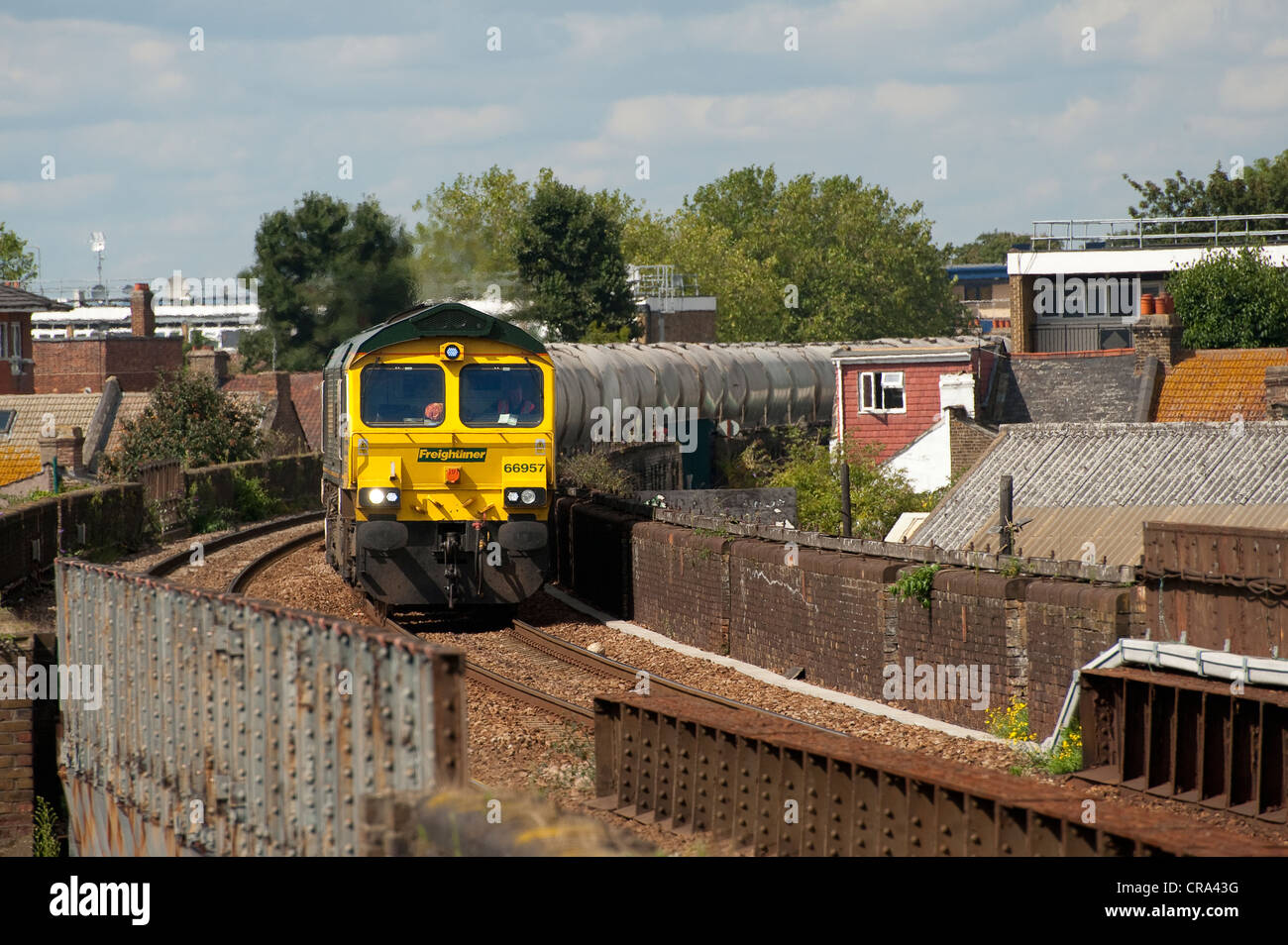 Freightliner Lokomotive schleppen Container entlang einer Eisenbahnstrecke in England. Stockfoto
